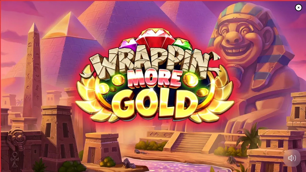 Tampilan visual mumi ramah dalam slot Wrappin’ More Gold dengan latar belakang harta karun Mesir.